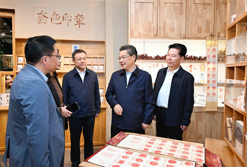 任振鶴在敦煌市調(diào)研時(shí)強(qiáng)調(diào)堅(jiān)持以文化人以文惠民以文潤城以文興業(yè) 為經(jīng)濟(jì)社會高質(zhì)量發(fā)展提供最基本最深沉最持久的力量